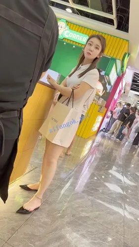 【永久专享】【KFC】少妇逛街发现被拍一直盯着相机·内裤被翘臀夹一半【1V】【621M】