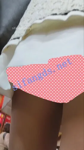 【永久专享】原创抄底小吃街极品超薄肉丝姐妹花【1V】【1.97G】