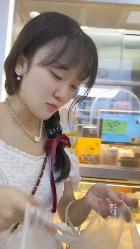 【永久专享】【KFC】长裙学生妹逛街买甜品·白色内内夹进翘臀里超清CD【1V】【502M】