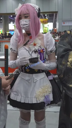 【永久专享】【xxn-336】两次CD粉发女仆小姐姐..第二天换了内裤继续被拍【1V】【733M】