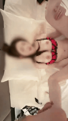 【重磅】推特顶级反差女神【一只顶美】高价付费群超极品02【10V】【2.39G】