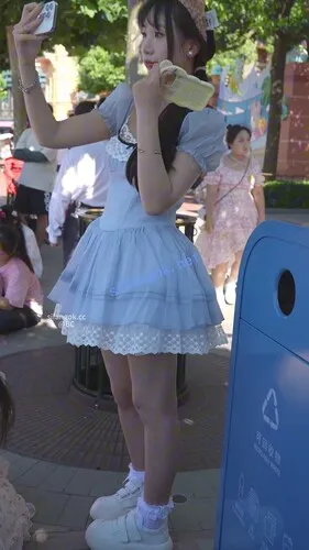 【永久专享】(BC-AA-616)蓝色蕾丝裙小姐姐看表演..半透明内半蹲被前后CD【1V】【1.34G】