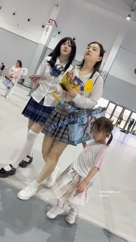 【永久专享】【KFC】JK制服骚妈妈带着JK女儿逛街·过膝袜白内前后CD【1V】【328M】