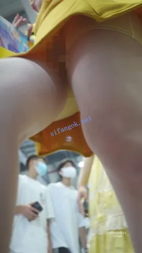 【永久专享】【xxn-338】明日香小姐姐低胸裙露半个球..开裆打底裤露白内【1V】【1.08G】