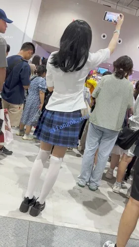 【永久专享】【KFC】JK制服骚妈妈带着JK女儿逛街·过膝袜白内前后CD【1V】【328M】