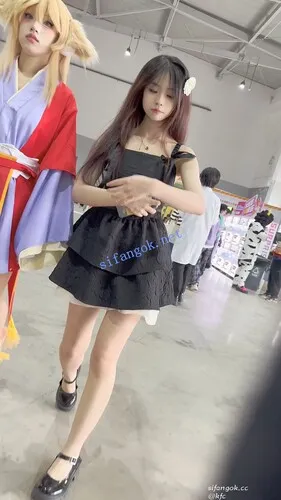 【永久专享】【KFC】精神小妹和闺蜜逛街·短裙淡灰色内内前后CD【1V】【374M】