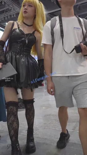 【永久专享】【xxn-335】外纯内骚金发吊带裙cos..窄内湿了两侧大量露毛【1V】【811M】