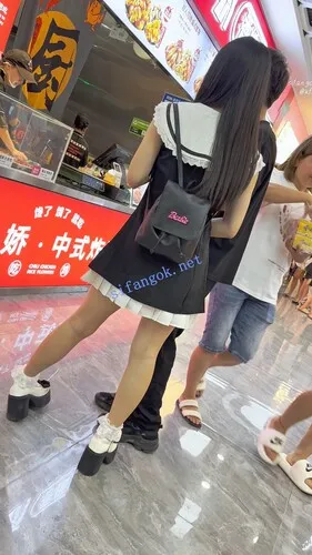 【永久专享】【KFC】短裙甜妹和男友甜蜜逛街·粉色内内前后低角度超清CD【1V】【1.93G】