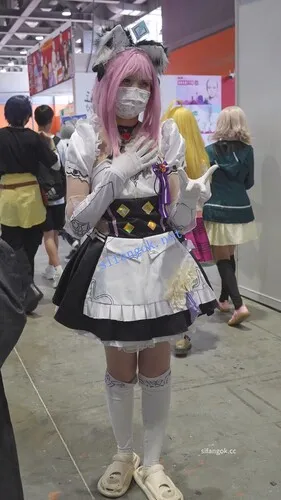 【永久专享】【xxn-336】两次CD粉发女仆小姐姐..第二天换了内裤继续被拍【1V】【733M】