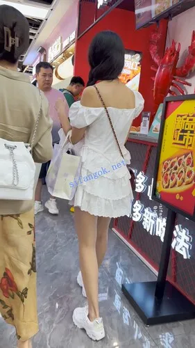 【永久专享】【KFC】长裙学生妹逛街买甜品·白色内内夹进翘臀里超清CD【1V】【502M】