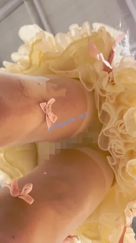 【永久专享】【KFC】身材超极品萝莉·腿控最爱·蝴蝶白丝腿劈M字露出白内【1V】【785M】