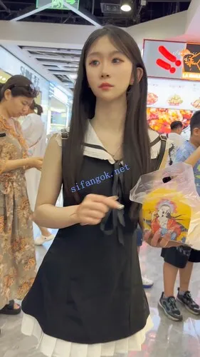 【永久专享】【KFC】短裙甜妹和男友甜蜜逛街·粉色内内前后低角度超清CD【1V】【1.93G】