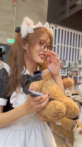 【永久专享】【KFC】双马尾女仆装学生妹和妈妈逛街·过膝黑丝白内前后CD【1V】【1.08G】