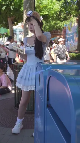 【永久专享】(BC-AA-616)蓝色蕾丝裙小姐姐看表演..半透明内半蹲被前后CD【1V】【1.34G】