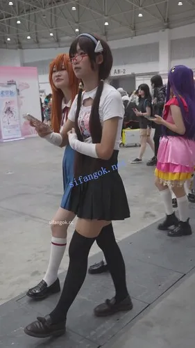 【永久专享】【xxn-337】超短百褶裙双马尾小姐姐..跟拍花纹内坐下走光【1V】【741M】