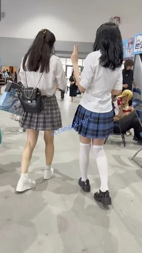 【永久专享】【KFC】JK制服骚妈妈带着JK女儿逛街·过膝袜白内前后CD【1V】【328M】