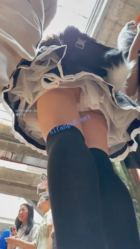 【永久专享】【KFC】双马尾女仆装学生妹和妈妈逛街·过膝黑丝白内前后CD【1V】【1.08G】