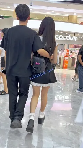 【永久专享】【KFC】短裙甜妹和男友甜蜜逛街·粉色内内前后低角度超清CD【1V】【1.93G】