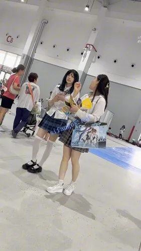 【永久专享】【KFC】JK制服骚妈妈带着JK女儿逛街·过膝袜白内前后CD【1V】【328M】