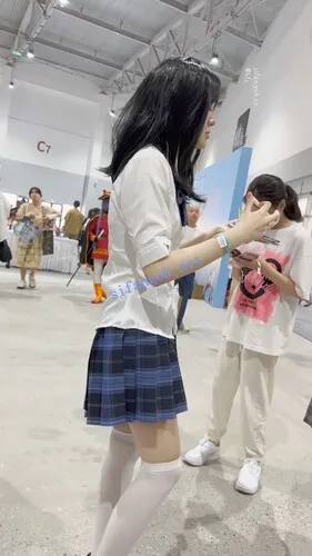 【永久专享】【KFC】JK制服骚妈妈带着JK女儿逛街·过膝袜白内前后CD【1V】【328M】