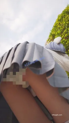 【永久专享】【xxn-344】制服jk蕾姆小姐姐..多次镜头前弯腰透心凉CD【1V】【700M】