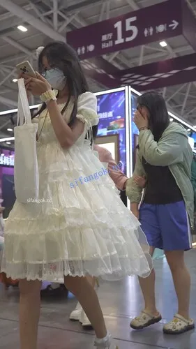 【永久专享】【xxn-340】白色lo裙小学妹..展台看表演被CD窄内侧面露毛【1V】【353M】