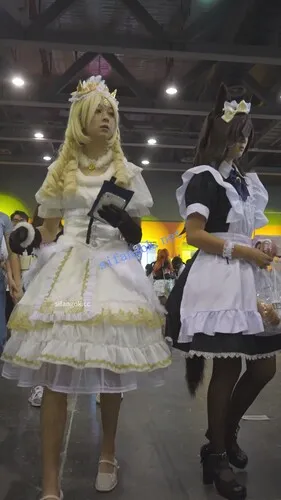 【永久专享】【xxn-343】金发cos小姐姐逛街..可爱卡通内前后CD勒出13缝【1V】【525M】