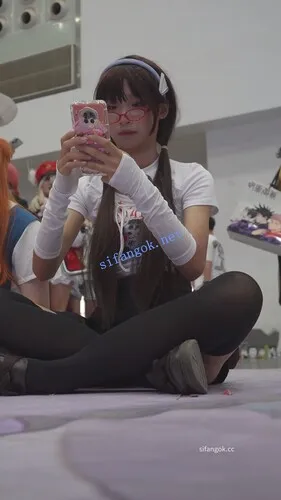 【永久专享】【xxn-337】超短百褶裙双马尾小姐姐..跟拍花纹内坐下走光【1V】【741M】