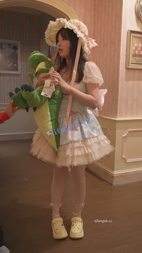 【永久专享】(BC-AA-614)公主裙白丝萌妹..镜头前弯腰拍照蕾丝内贴镜头【1V】【434M】