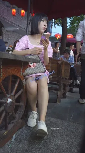 【永久专享】(BC-AA-612)粉裙小姐姐路边买小吃..坐下走光直接给你看花内【1V】【358M】