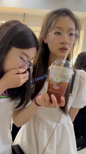 【永久专享】【KFC】长裙眼镜学生妹和闺蜜逛街·淡蓝色内内前后CD【1V】【720M】