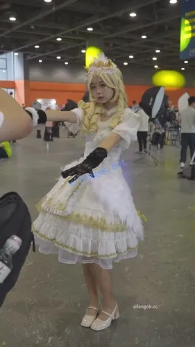 【永久专享】【xxn-343】金发cos小姐姐逛街..可爱卡通内前后CD勒出13缝【1V】【525M】