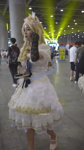 【永久专享】【xxn-343】金发cos小姐姐逛街..可爱卡通内前后CD勒出13缝【1V】【525M】