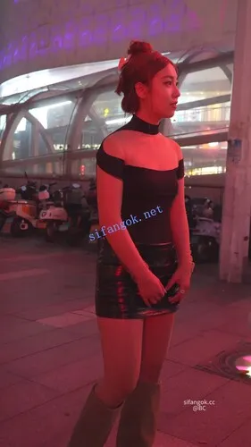 【永久专享】(BC-AA-613)超短皮裙小姐姐逛街..弯腰刮彩票镜头贴着屁股拍【1V】【730M】