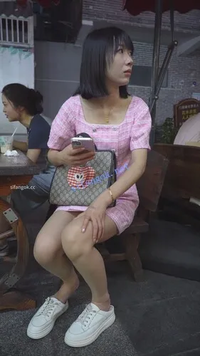 【永久专享】(BC-AA-612)粉裙小姐姐路边买小吃..坐下走光直接给你看花内【1V】【358M】