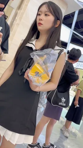 【永久专享】【KFC】短裙甜妹和男友甜蜜逛街·粉色内内前后低角度超清CD【1V】【1.93G】