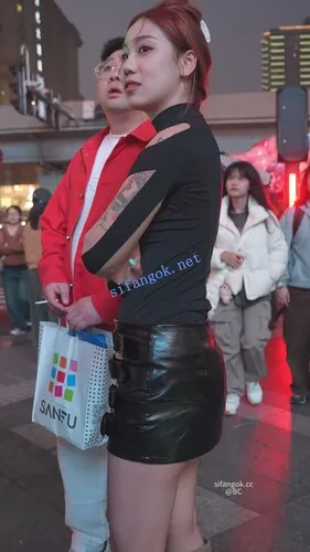 【永久专享】(BC-AA-613)超短皮裙小姐姐逛街..弯腰刮彩票镜头贴着屁股拍【1V】【730M】