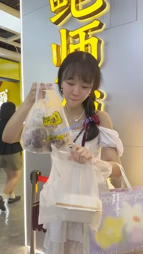 【永久专享】【KFC】长裙学生妹逛街买甜品·白色内内夹进翘臀里超清CD【1V】【502M】