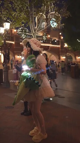 【永久专享】(BC-AA-614)公主裙白丝萌妹..镜头前弯腰拍照蕾丝内贴镜头【1V】【434M】