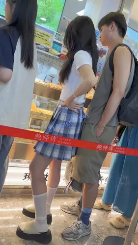 【永久专享】【KFC】JK萝莉和男友吵架·一直闷闷不乐·趁机CD看她无痕白内【1V】【1.01G】