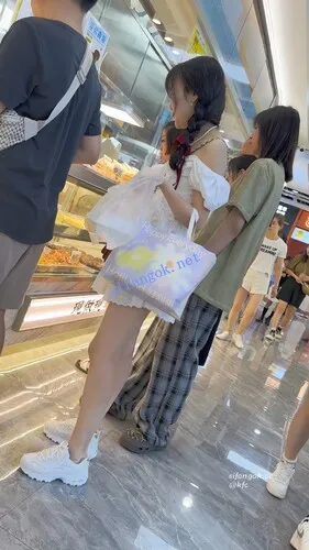 【永久专享】【KFC】长裙学生妹逛街买甜品·白色内内夹进翘臀里超清CD【1V】【502M】