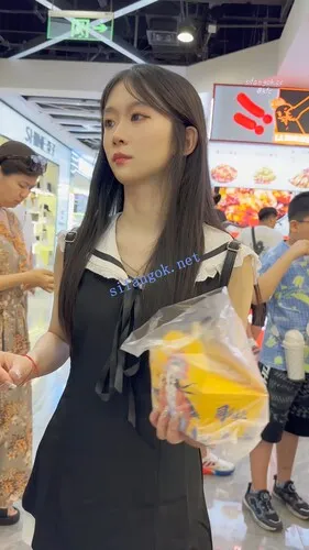 【永久专享】【KFC】短裙甜妹和男友甜蜜逛街·粉色内内前后低角度超清CD【1V】【1.93G】