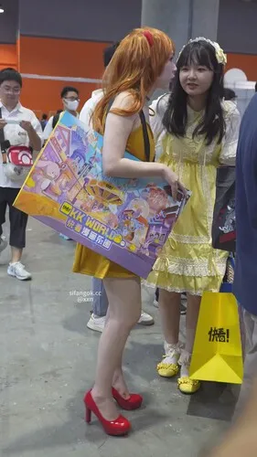 【永久专享】【xxn-338】明日香小姐姐低胸裙露半个球..开裆打底裤露白内【1V】【1.08G】