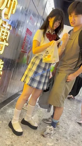 【永久专享】【KFC】JK萝莉和男友吵架·一直闷闷不乐·趁机CD看她无痕白内【1V】【1.01G】